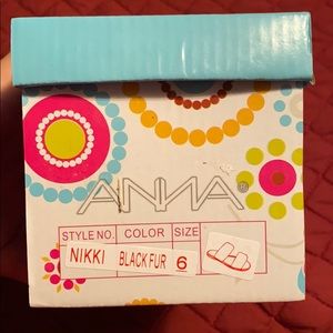 Black FLUR sandals <3